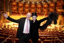 Deutsche Chansonnier Tim Fischer und der Intendant Louwrens Langevoort proben die weltbekannte Begrüßung „Willkommen, Bienvenue, Welcome!“ des Musicals "Cabaret" in der Kölner Philharmonie (© Thomas Brill)
